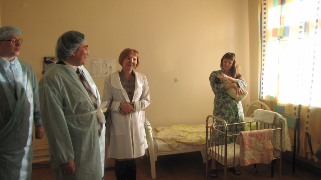 Министр энергетики и жилищно-коммунального хозяйства поздравил молодых мам Первоуральска