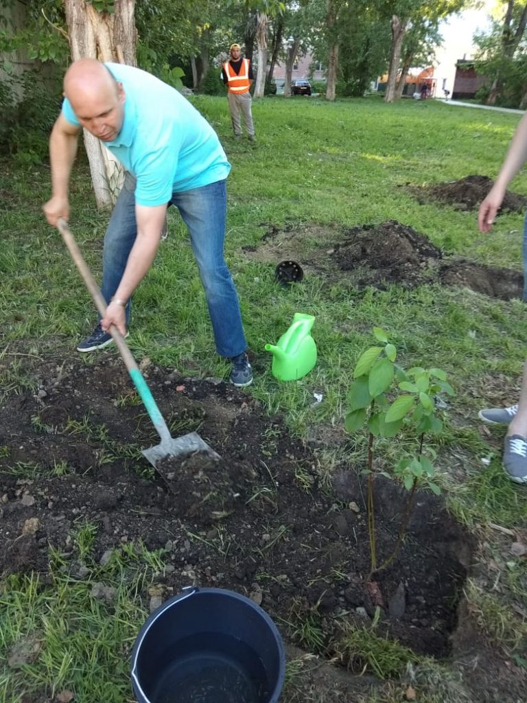 Фонд капитального ремонта подарил жителям первую в Екатеринбурге дворовую библиотеку