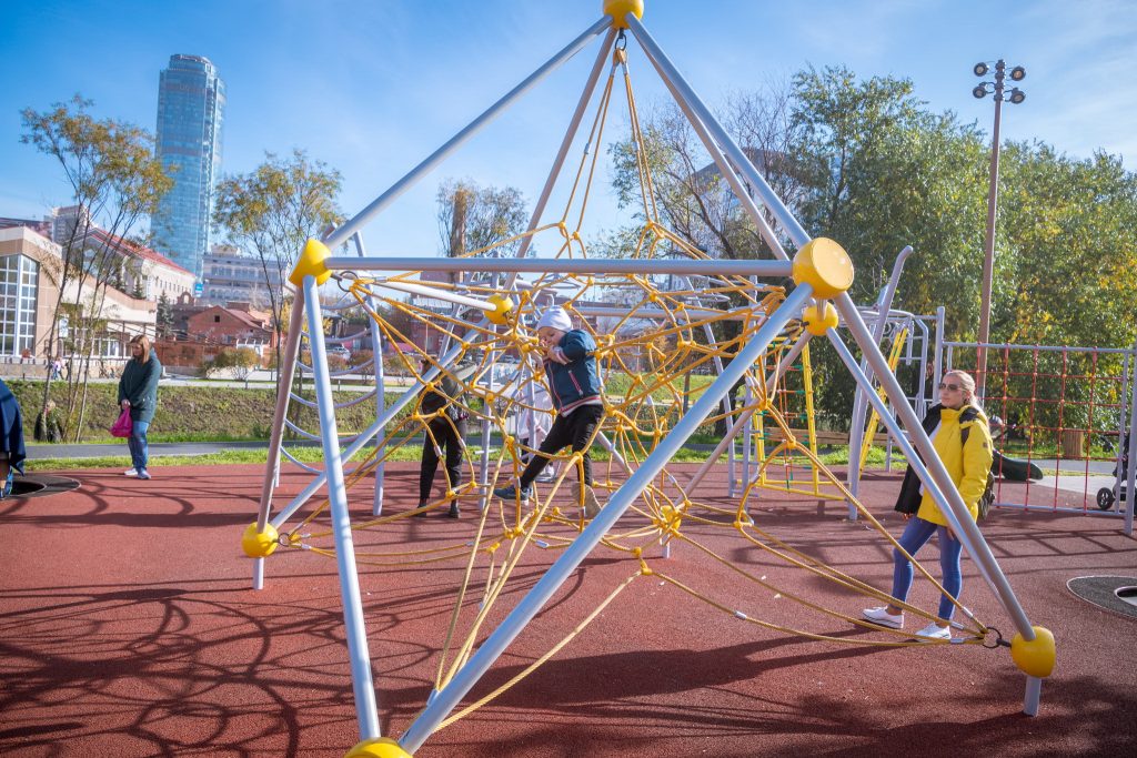 В Екатеринбурге после реконструкции открылся еще один участок набережной р. Исеть