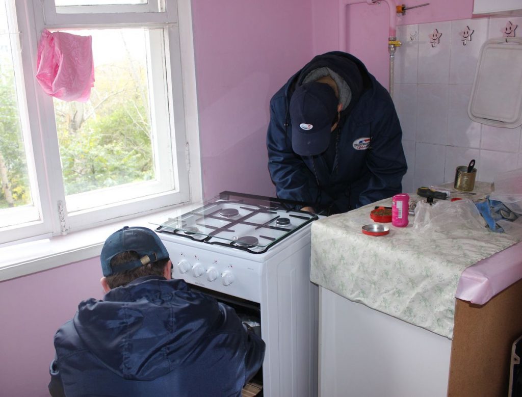 Ко дню пожилых людей «Екатеринбурггаз» подарил пенсионерам газовые плиты