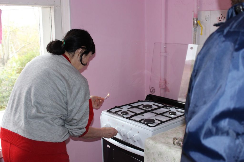 Ко дню пожилых людей «Екатеринбурггаз» подарил пенсионерам газовые плиты