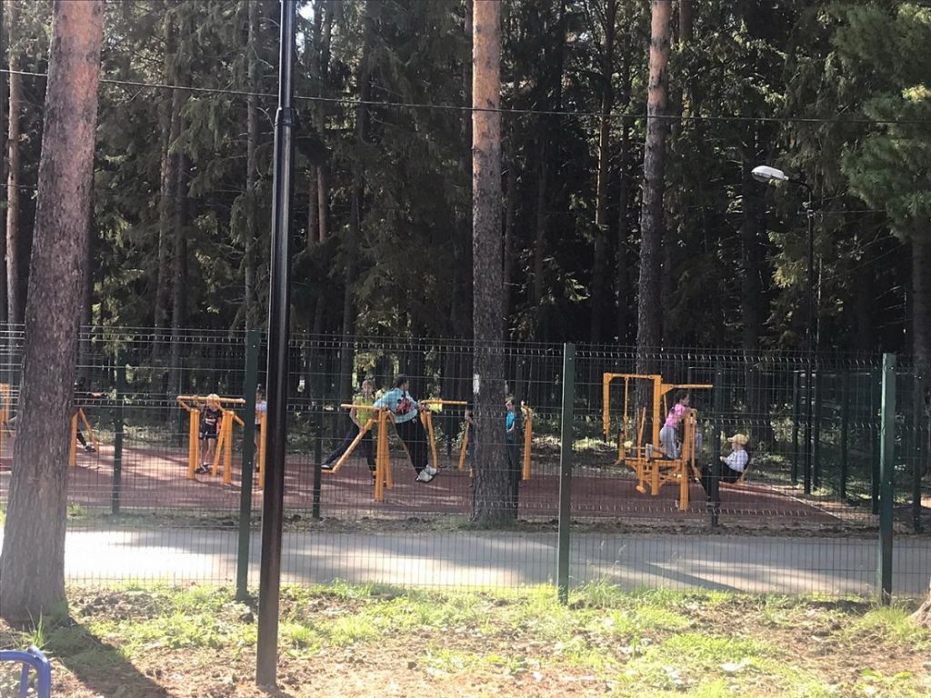 В Верхней Синячихе по нацпроекту «Жилье и городская среда» обновили лесопарк и три дворовых территории