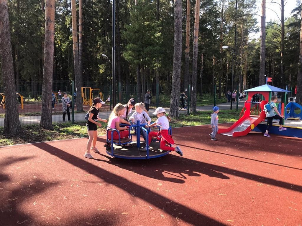 В Верхней Синячихе по нацпроекту «Жилье и городская среда» обновили лесопарк и три дворовых территории