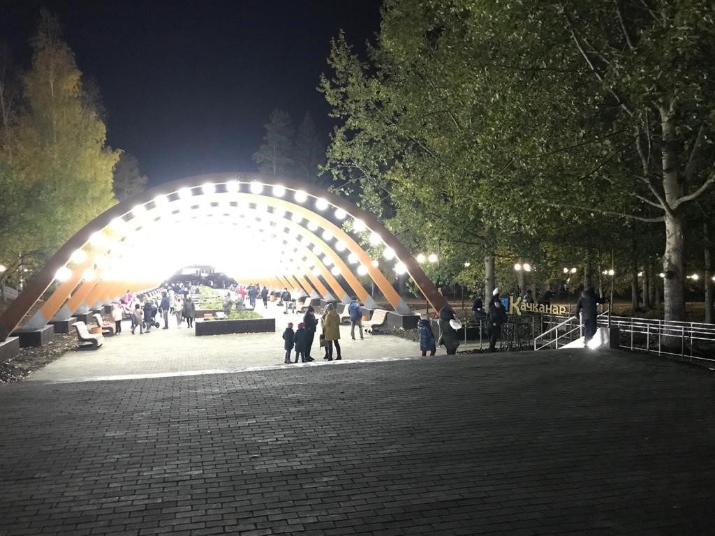 В Качканаре по нацпроекту «Жилье и городская среда» открыли пешеходную аллею с шезлонгами, танцполом и «арочным» освещением