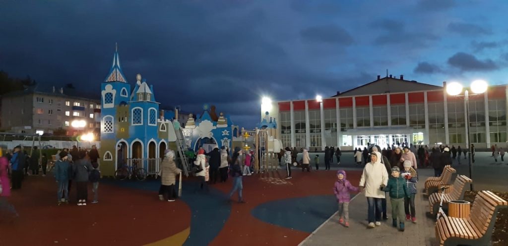 В Качканаре по нацпроекту «Жилье и городская среда» открыли пешеходную аллею с шезлонгами, танцполом и «арочным» освещением