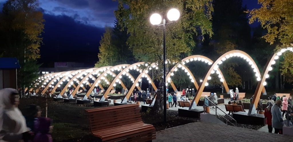В Качканаре по нацпроекту «Жилье и городская среда» открыли пешеходную аллею с шезлонгами, танцполом и «арочным» освещением