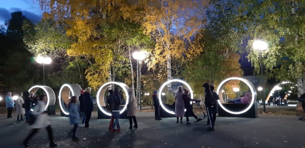 В Качканаре по нацпроекту «Жилье и городская среда» открыли пешеходную аллею с шезлонгами, танцполом и «арочным» освещением