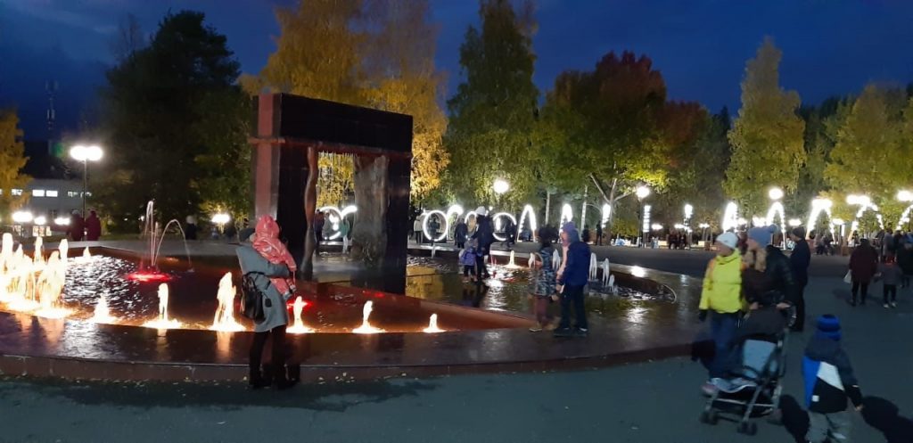 В Качканаре по нацпроекту «Жилье и городская среда» открыли пешеходную аллею с шезлонгами, танцполом и «арочным» освещением