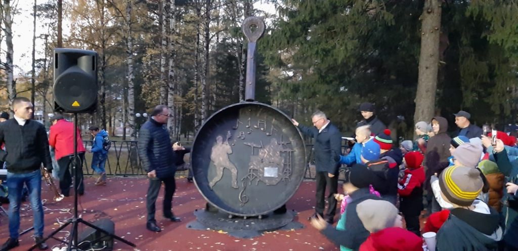 В Качканаре по нацпроекту «Жилье и городская среда» открыли пешеходную аллею с шезлонгами, танцполом и «арочным» освещением