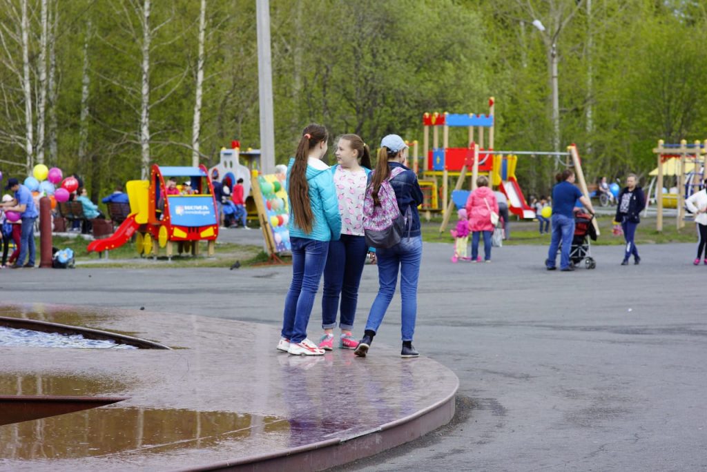 В Качканаре по нацпроекту «Жилье и городская среда» открыли пешеходную аллею с шезлонгами, танцполом и «арочным» освещением