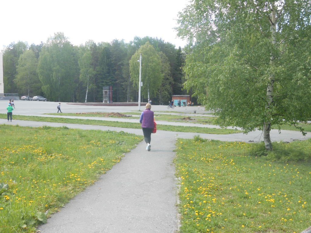 В Качканаре по нацпроекту «Жилье и городская среда» открыли пешеходную аллею с шезлонгами, танцполом и «арочным» освещением