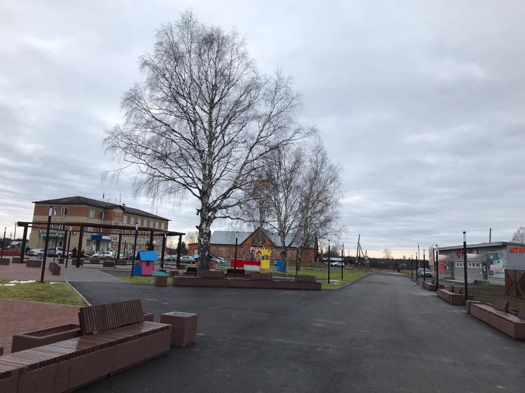 В Лобве в рамках нацпроекта «Жилье и городская среда» обновили главную поселковую площадь