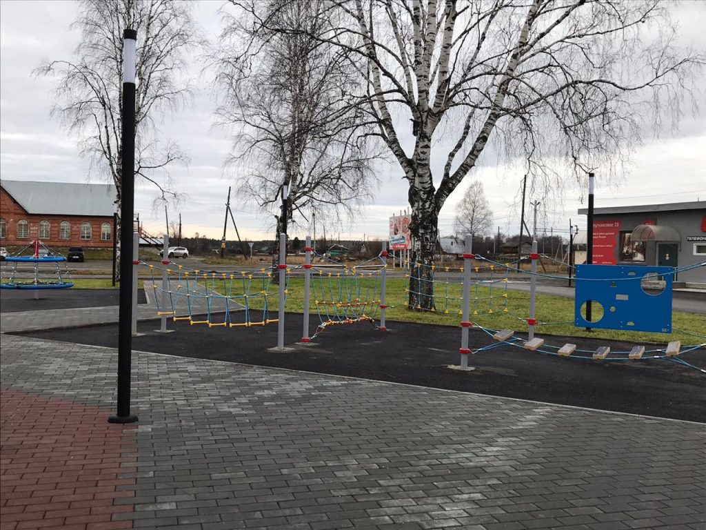 В Лобве в рамках нацпроекта «Жилье и городская среда» обновили главную поселковую площадь