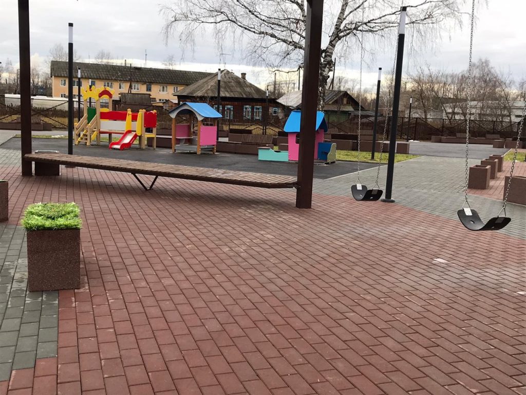 В Лобве в рамках нацпроекта «Жилье и городская среда» обновили главную поселковую площадь