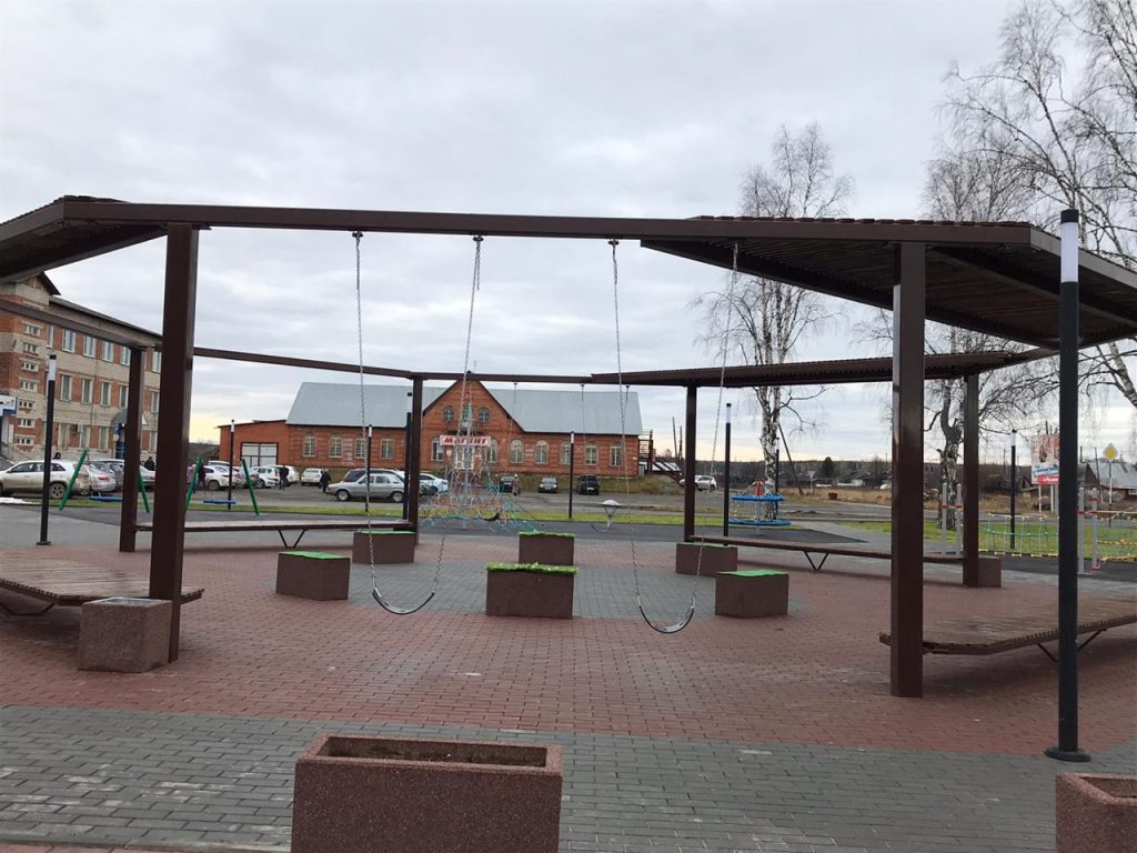 В Лобве в рамках нацпроекта «Жилье и городская среда» обновили главную поселковую площадь