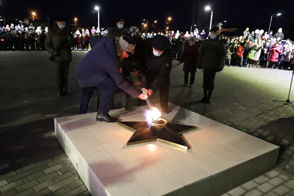 В поселке Калья по нацпроекту «Жилье и городская среда» благоустроили рощу и мемориал героям Великой Отечественной войны