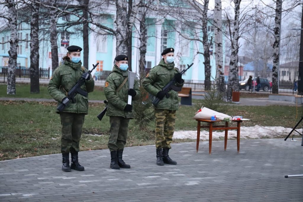 В поселке Калья по нацпроекту «Жилье и городская среда» благоустроили рощу и мемориал героям Великой Отечественной войны