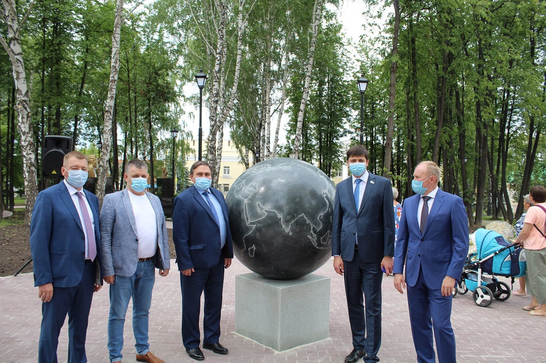 В Реже после реконструкции, проходившей в рамках нацпроекта «Жилье и городская среда», открылся центральный городской парк