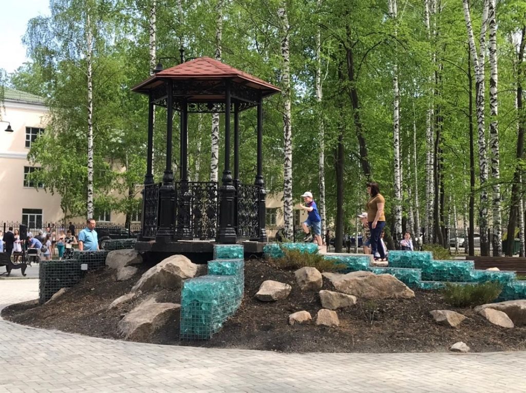 В поселке Малышева открылся реконструированный по нацпроекту «Жилье и городская» парк культуры и отдыха