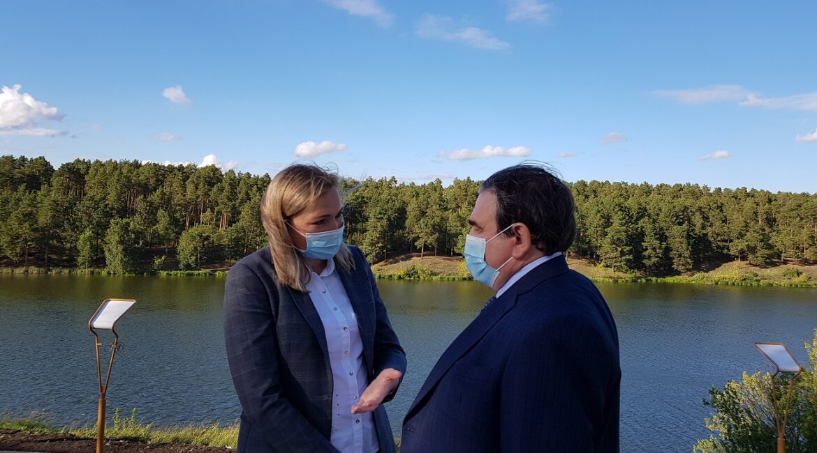 Евгений Куйвашев поддержал предложение каменцев о благоустройстве двора писателя Алексина