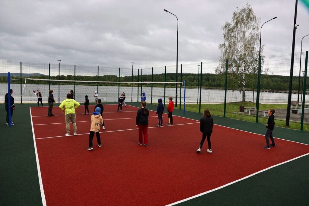 Евгений Куйвашев проверил, как идёт благоустройство Верхнего Тагила и Кировграда, и передал главам папки с обращениями жителей