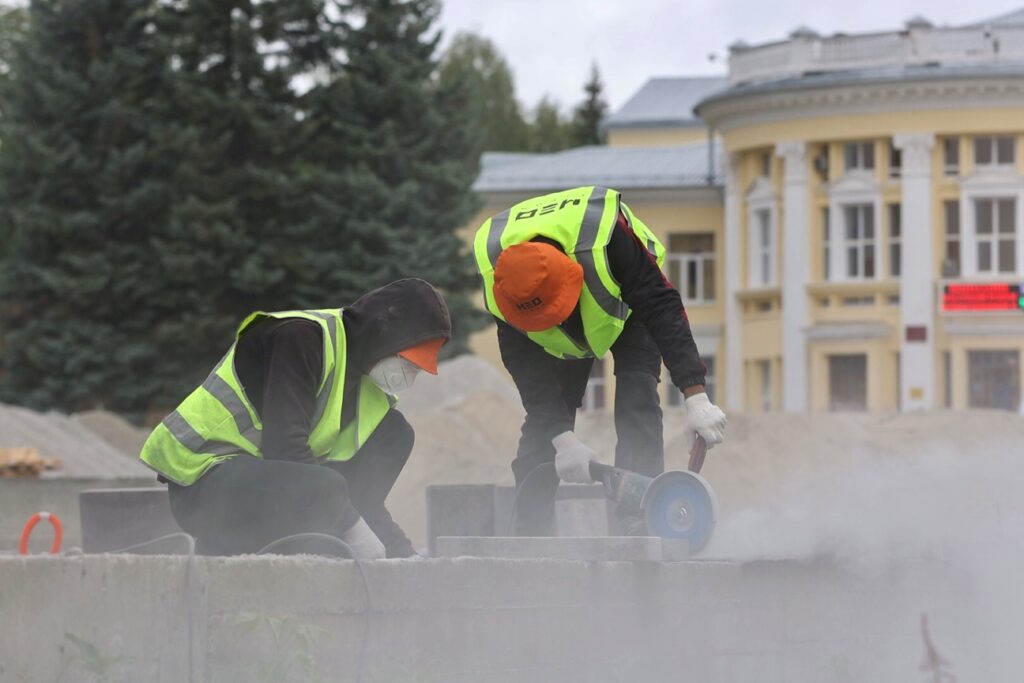 Евгений Куйвашев проверил, как идёт благоустройство Верхнего Тагила и Кировграда, и передал главам папки с обращениями жителей