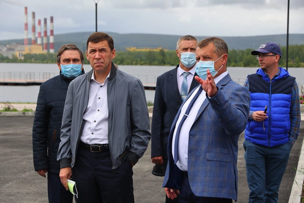Евгений Куйвашев проверил, как идёт благоустройство Верхнего Тагила и Кировграда, и передал главам папки с обращениями жителей