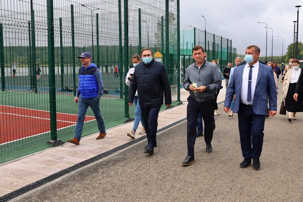 Евгений Куйвашев проверил, как идёт благоустройство Верхнего Тагила и Кировграда, и передал главам папки с обращениями жителей