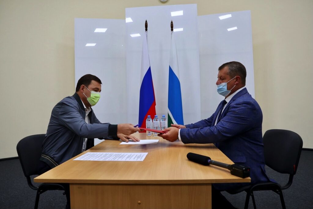 Евгений Куйвашев проверил, как идёт благоустройство Верхнего Тагила и Кировграда, и передал главам папки с обращениями жителей