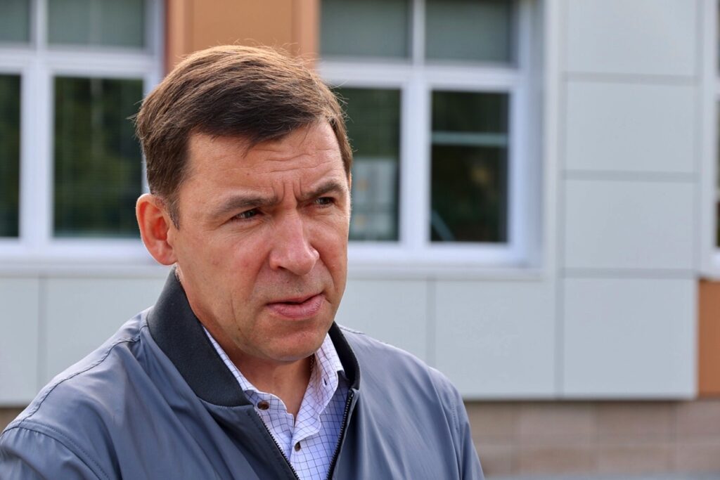 Евгений Куйвашев проверил, как идёт благоустройство Верхнего Тагила и Кировграда, и передал главам папки с обращениями жителей