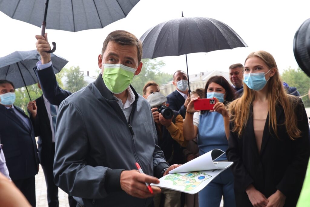 Евгений Куйвашев проверил, как идёт благоустройство Верхнего Тагила и Кировграда, и передал главам папки с обращениями жителей