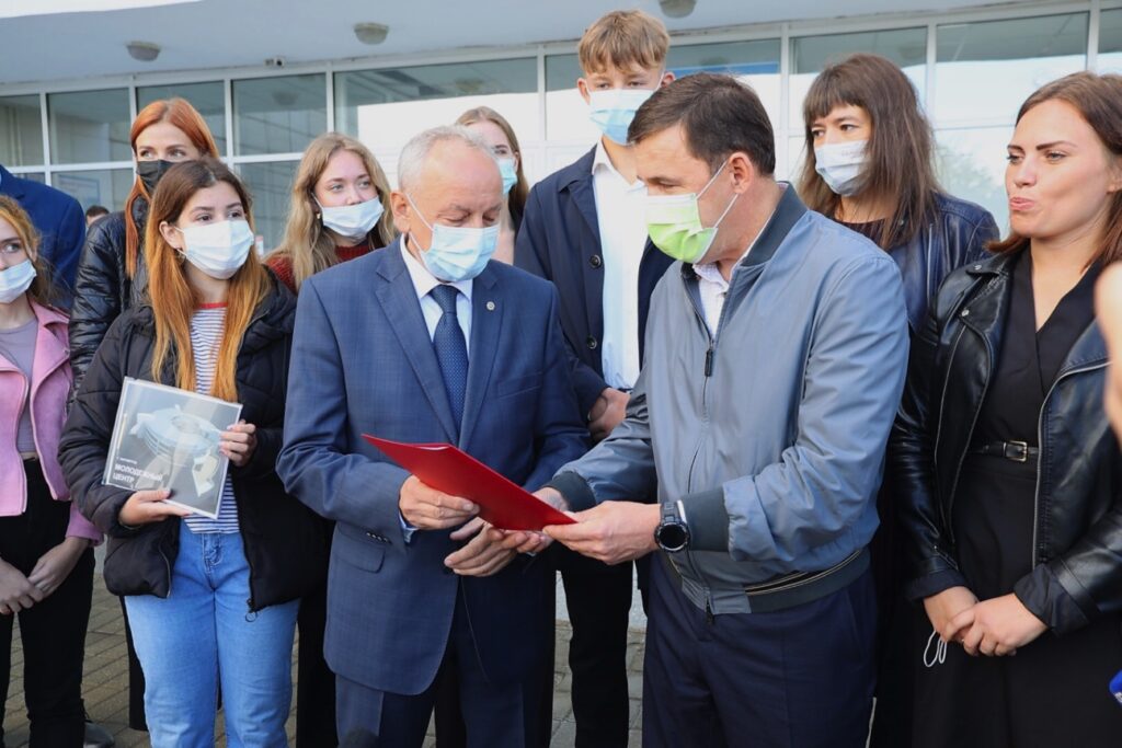 Евгений Куйвашев проверил, как идёт благоустройство Верхнего Тагила и Кировграда, и передал главам папки с обращениями жителей