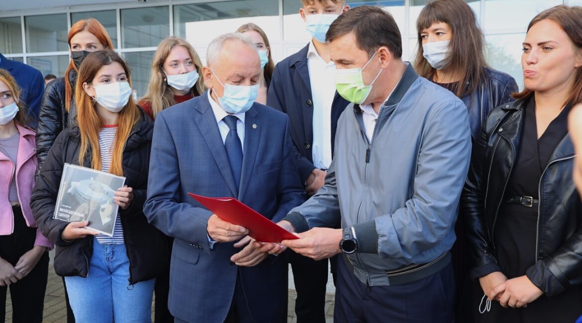 Евгений Куйвашев проверил, как идёт благоустройство Верхнего Тагила и Кировграда, и передал главам папки с обращениями жителей