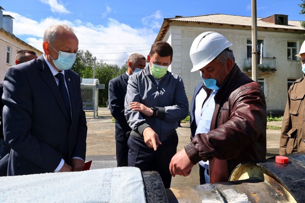 Евгений Куйвашев проверил, как идёт благоустройство Верхнего Тагила и Кировграда, и передал главам папки с обращениями жителей