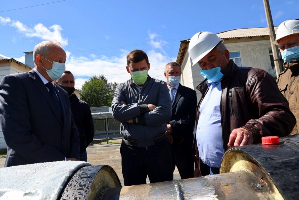 Евгений Куйвашев проверил, как идёт благоустройство Верхнего Тагила и Кировграда, и передал главам папки с обращениями жителей