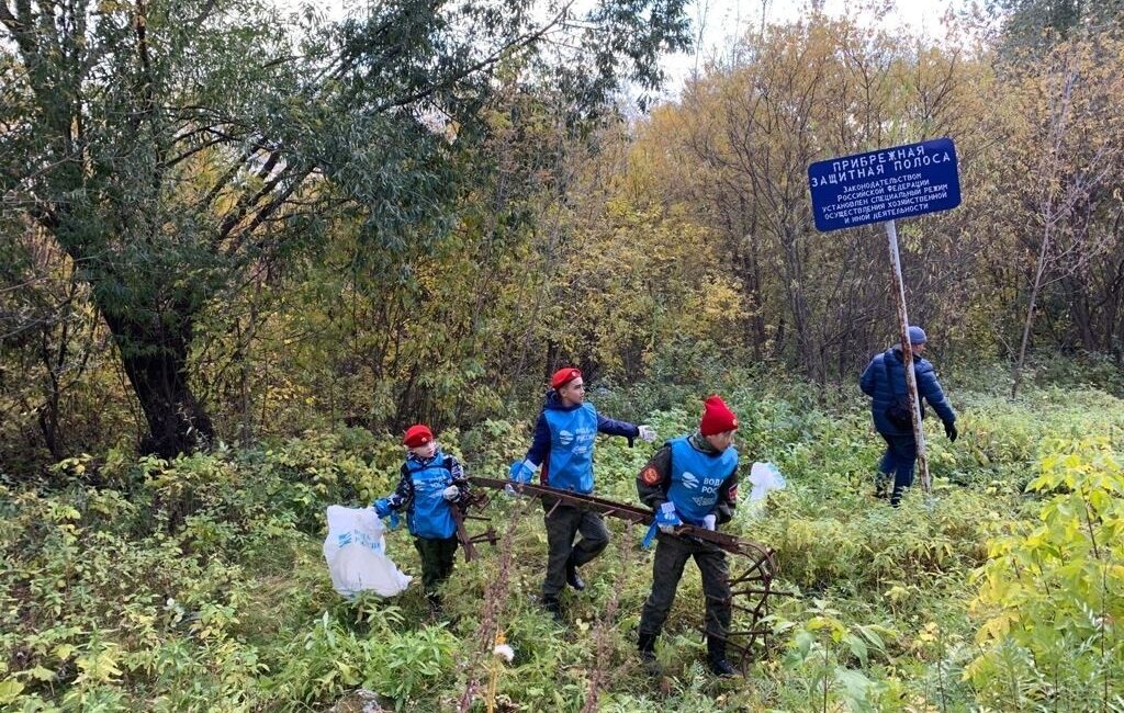 В рамках марафона «Чистая страна» уральцы очистили берег реки Исеть и отправили на полигон более десяти кубометров мусора