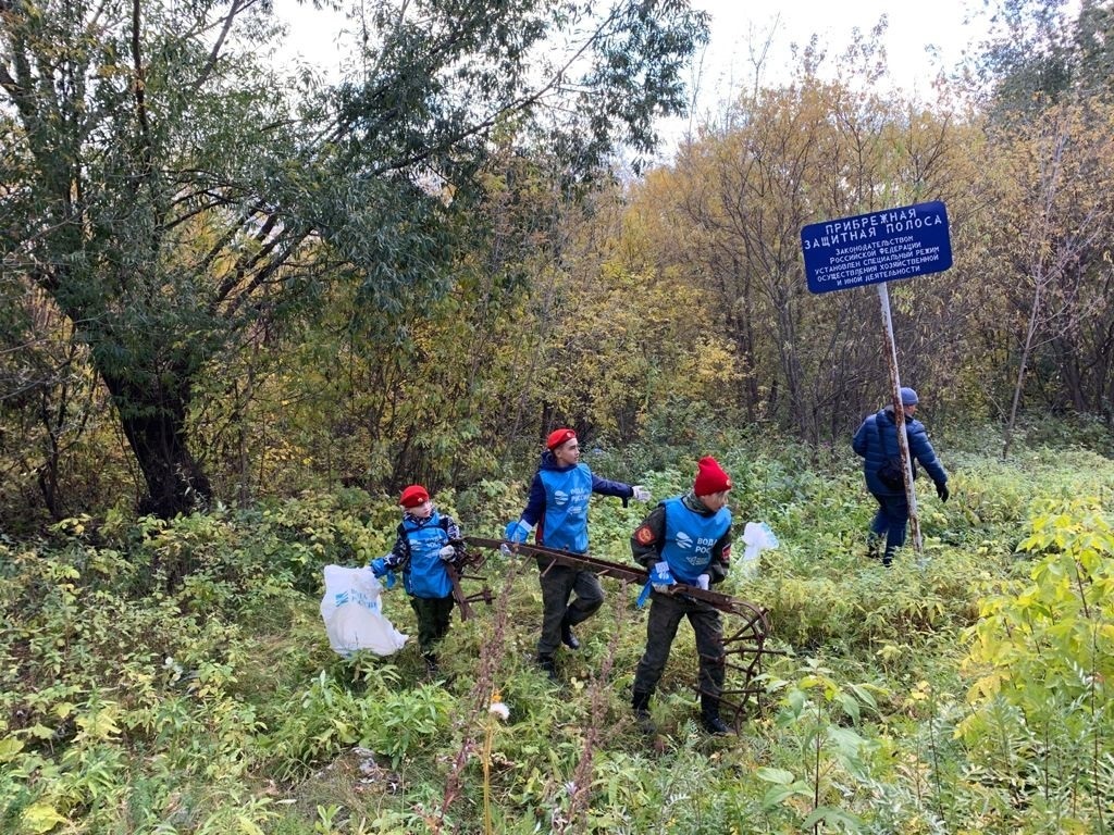 В рамках марафона «Чистая страна» уральцы очистили берег реки Исеть и отправили на полигон более десяти кубометров мусора
