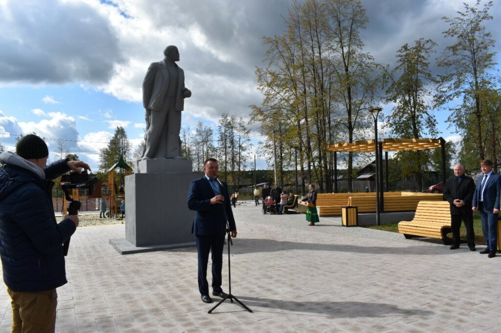 В Верхотурье открыли благоустроенный сквер