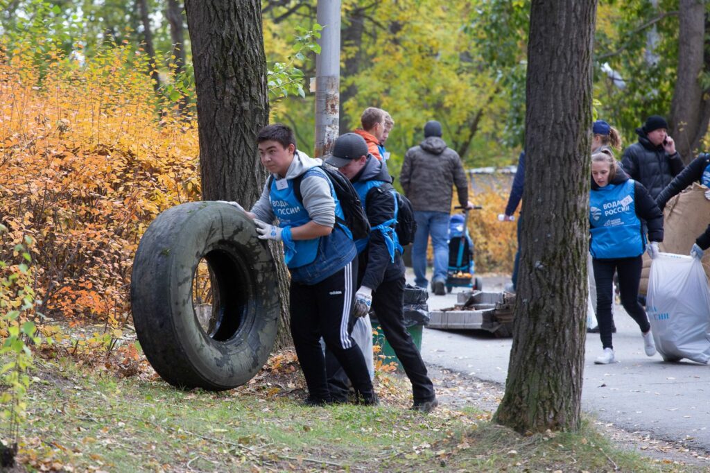 В рамках марафона «Чистая страна» уральцы очистили берег реки Исеть и отправили на полигон более десяти кубометров мусора