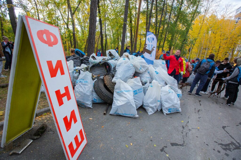 В рамках марафона «Чистая страна» уральцы очистили берег реки Исеть и отправили на полигон более десяти кубометров мусора