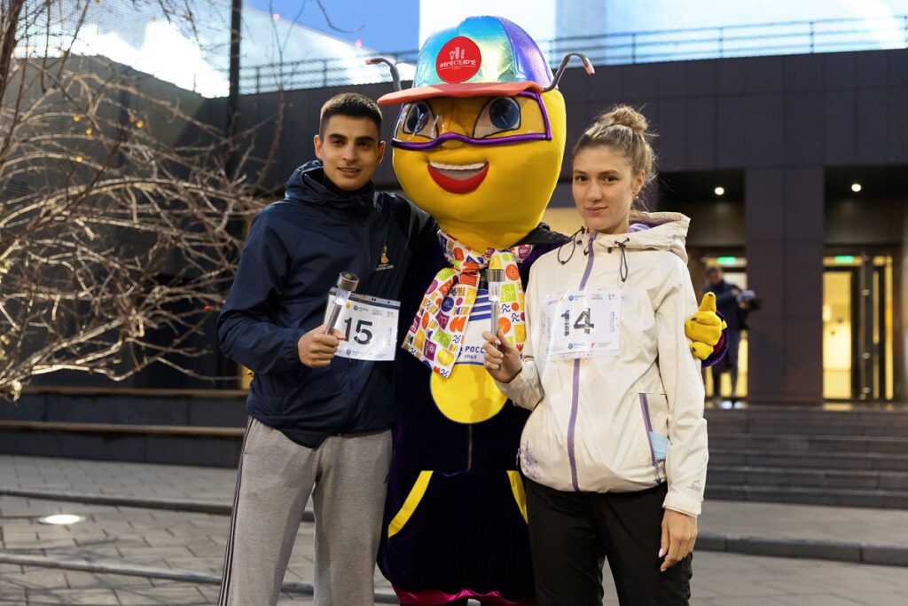 Свердловчане поддержали всероссийскую акцию #ВместеЯрче пятикилометровым забегом с фонариками на солнечных батареях
