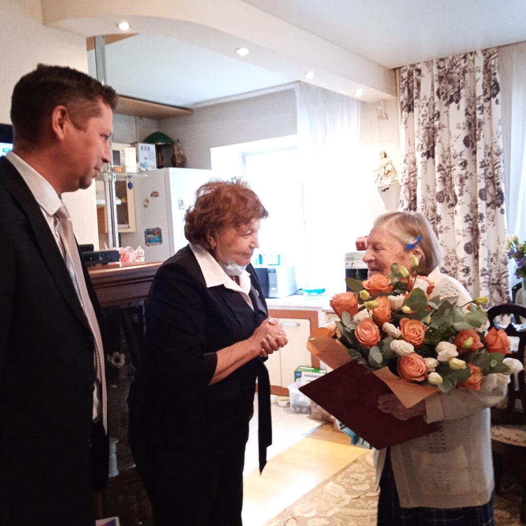 Николай Смирнов поздравил со 100-летним юбилеем ветерана отрасли ЖКХ Клавдию Медянникову