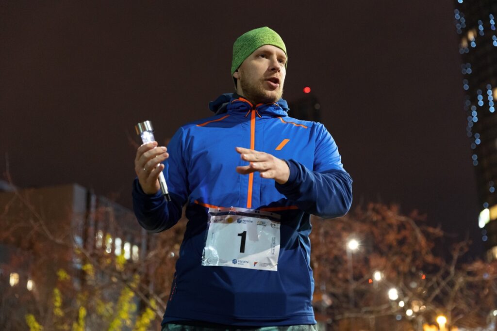 Свердловчане поддержали всероссийскую акцию #ВместеЯрче пятикилометровым забегом с фонариками на солнечных батареях