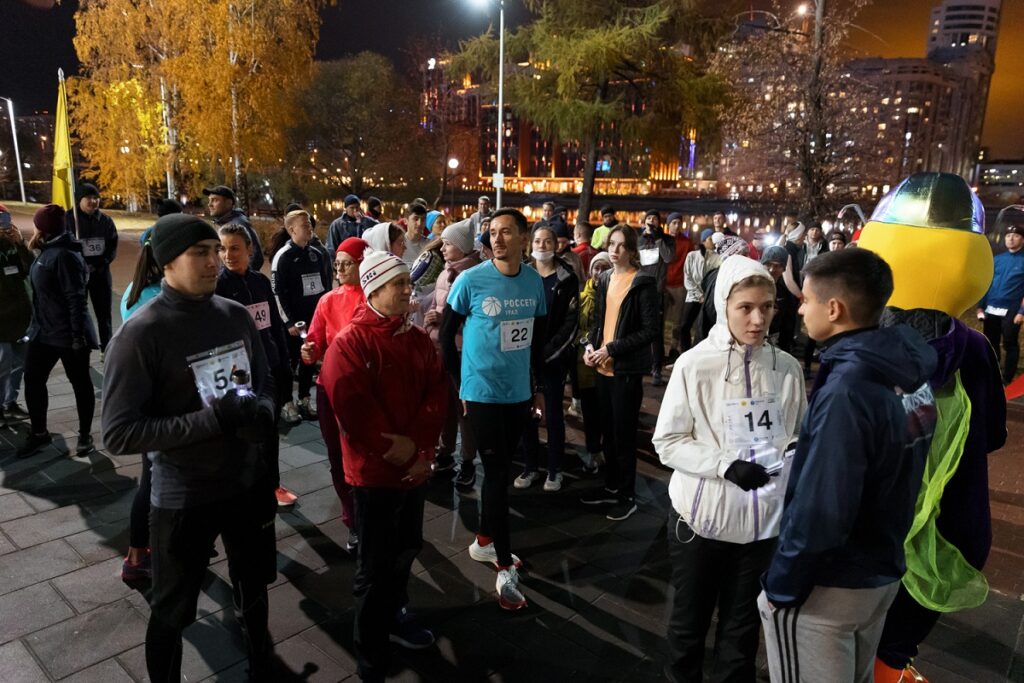 Свердловчане поддержали всероссийскую акцию #ВместеЯрче пятикилометровым забегом с фонариками на солнечных батареях