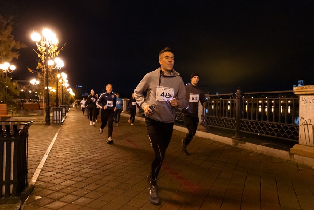 Свердловчане поддержали всероссийскую акцию #ВместеЯрче пятикилометровым забегом с фонариками на солнечных батареях