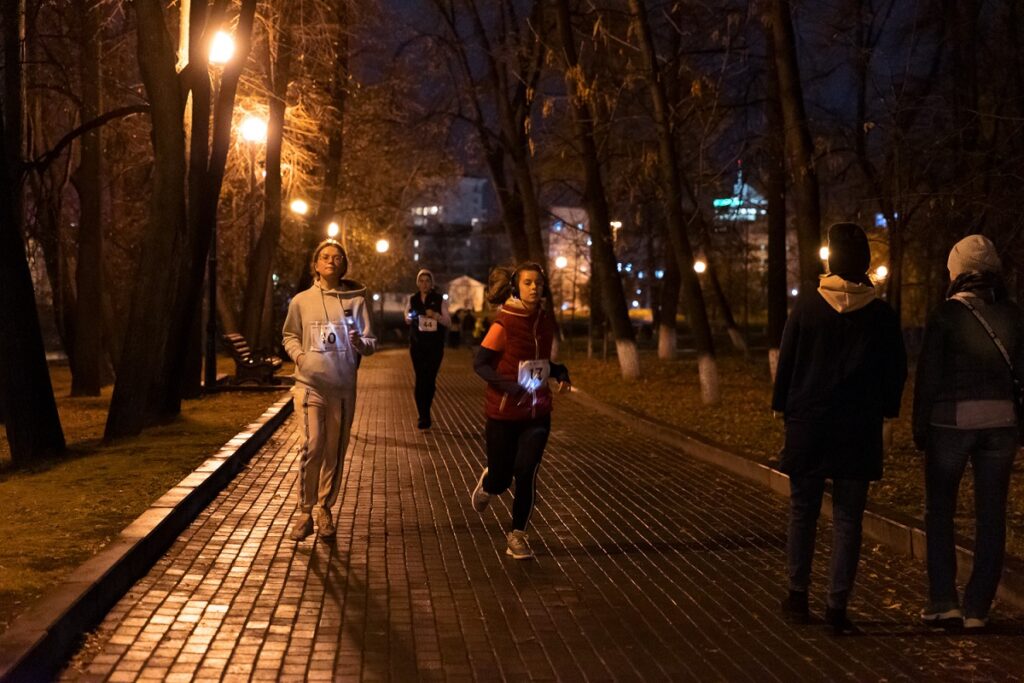 Свердловчане поддержали всероссийскую акцию #ВместеЯрче пятикилометровым забегом с фонариками на солнечных батареях