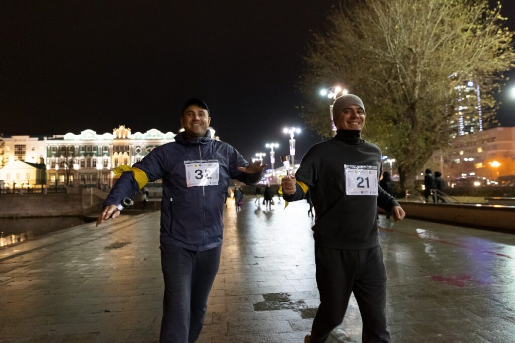 Свердловчане поддержали всероссийскую акцию #ВместеЯрче пятикилометровым забегом с фонариками на солнечных батареях