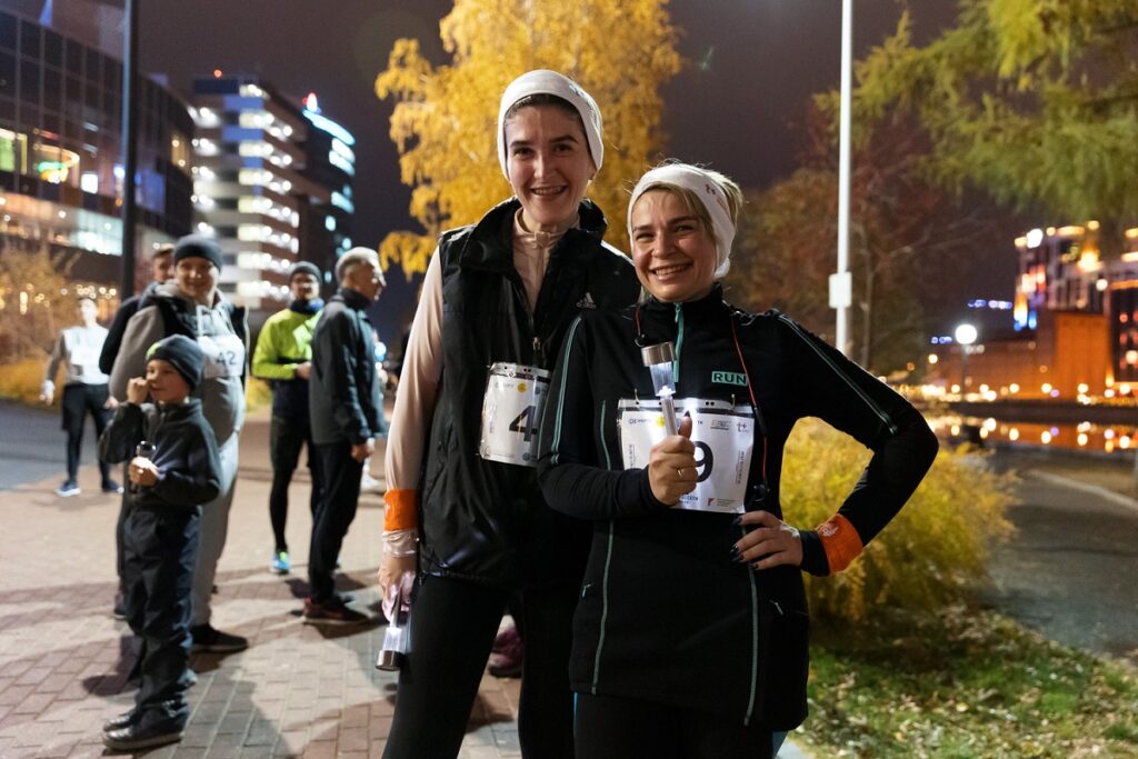 Свердловчане поддержали всероссийскую акцию #ВместеЯрче пятикилометровым забегом с фонариками на солнечных батареях