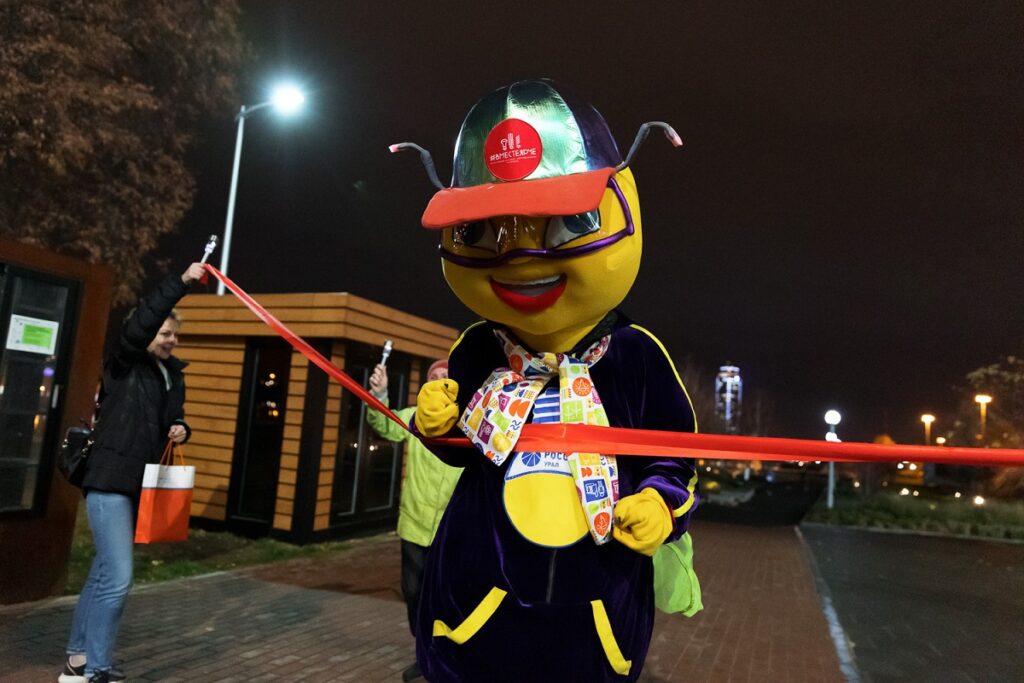 Свердловчане поддержали всероссийскую акцию #ВместеЯрче пятикилометровым забегом с фонариками на солнечных батареях