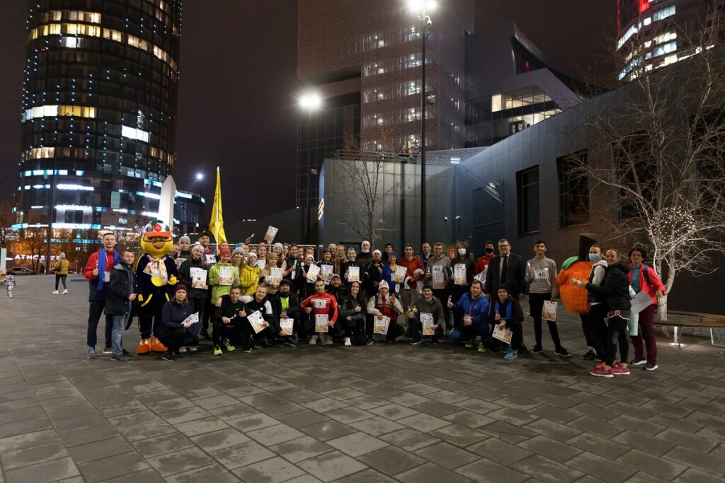 Свердловчане поддержали всероссийскую акцию #ВместеЯрче пятикилометровым забегом с фонариками на солнечных батареях